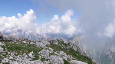 Slovenya 'nın Rombon tepesinden görüntü. Julian Alplerinin güzel manzarası.