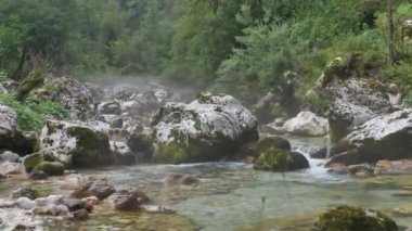 Beyaz su nehri Soca Sloven Alplerinde.