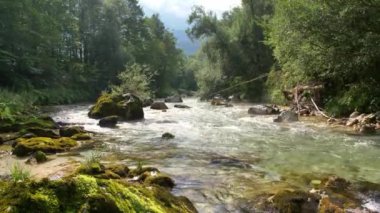 Beyaz su nehri Soca Sloven Alplerinde.