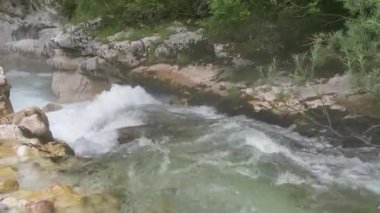 Beyaz su nehri Soca Sloven Alplerinde.