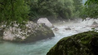 Beyaz su nehri Soca Sloven Alplerinde.