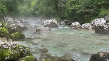 Beyaz su nehri Soca Sloven Alplerinde.