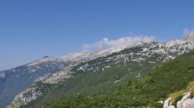 Slovenya 'nın Rombon tepesinden görüntü. Julian Alplerinin güzel manzarası.