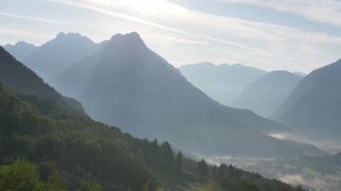 Slovenya 'daki Julian Alps. Bulutlu bir günde güzel dağlar.
