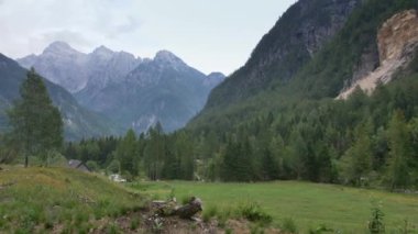 Slovenya 'daki Julian Alps. Bulutlu bir günde güzel dağlar. 