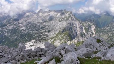 Slovenya 'nın Rombon tepesinden görüntü. Julian Alplerinin güzel manzarası.