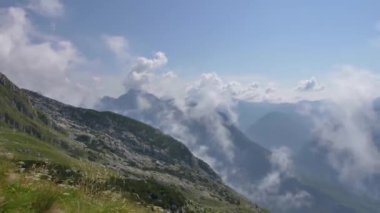 Slovenya 'nın Rombon tepesinden görüntü. Julian Alplerinin güzel manzarası.