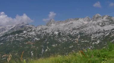 Slovenya 'nın Rombon tepesinden görüntü. Julian Alplerinin güzel manzarası.