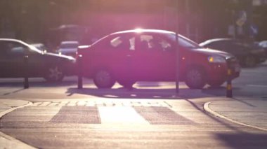 Varşova sokaklarında yürüyen tanınmayan insanlar.