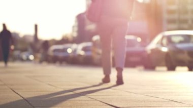 Varşova sokaklarında yürüyen tanınmayan insanlar.