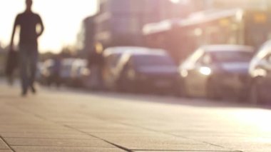 Varşova sokaklarında yürüyen tanınmayan insanlar.