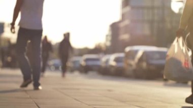 Varşova sokaklarında yürüyen tanınmayan insanlar.