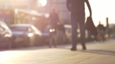 Varşova sokaklarında yürüyen tanınmayan insanlar.