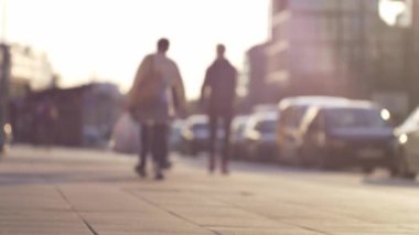 Varşova sokaklarında yürüyen tanınmayan insanlar.