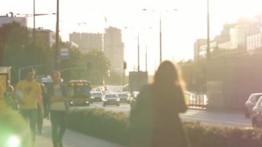 Varşova sokaklarında yürüyen tanınmayan insanlar.