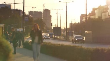 Varşova sokaklarında yürüyen tanınmayan insanlar.