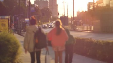 Varşova sokaklarında yürüyen tanınmayan insanlar.