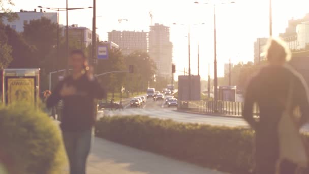 Des Gens Méconnaissables Marchant Dans Les Rues Varsovie — Video