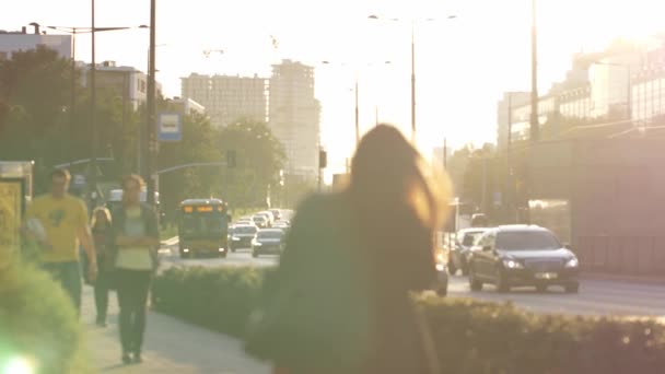 Nierozpoznawalne Osoby Spacerujące Ulicami Warszawy — Wideo stockowe