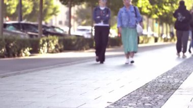 Varşova sokaklarında yürüyen tanınmayan insanlar.