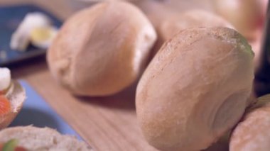 Kahvaltıda yumurta ve füme somonlu sandviç hazırlayan kişi..