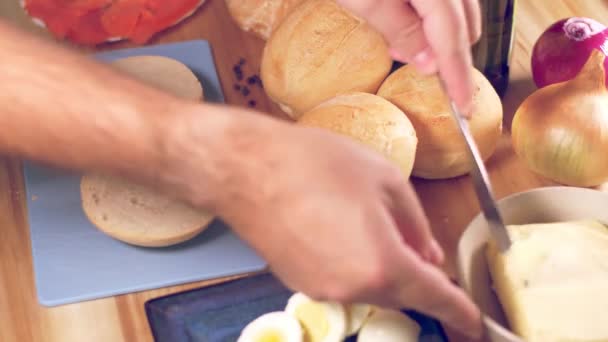 早餐准备鸡蛋和熏鲑鱼三明治的人 — 图库视频影像
