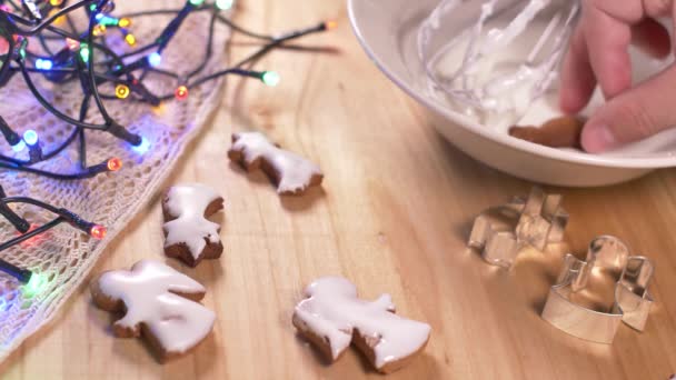 Personne Décorant Des Biscuits Pain Épice Pour Noël — Video