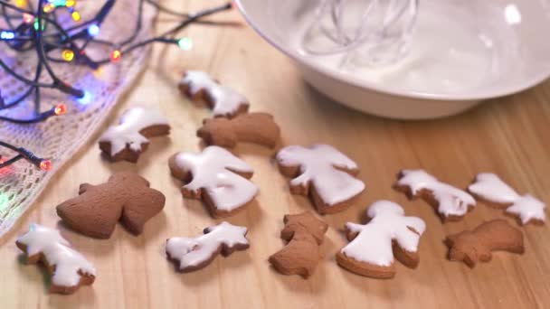 Persoon Versieren Peperkoek Koekjes Voor Kerstmis — Stockvideo