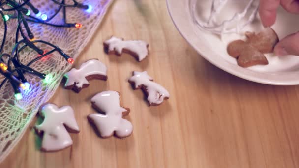Persona Decorazione Biscotti Pan Zenzero Natale — Video Stock