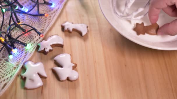 Personne Décorant Des Biscuits Pain Épice Pour Noël — Video