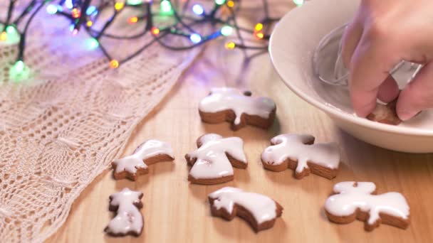 Persona Decorazione Biscotti Pan Zenzero Natale — Video Stock