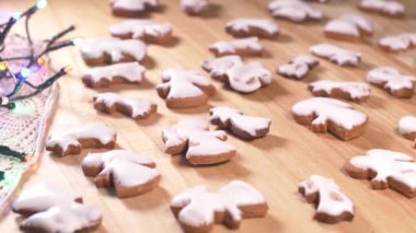 Noel için zencefilli kurabiye dekore eden kişi.