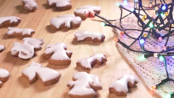 Osoba Dekorowanie Pierniki Ciasteczka Boże Narodzenie — Wideo stockowe