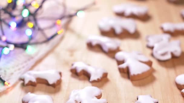 Personne Décorant Des Biscuits Pain Épice Pour Noël — Video