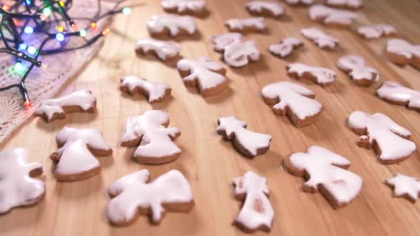 Personne Décorant Des Biscuits Pain Épice Pour Noël — Video