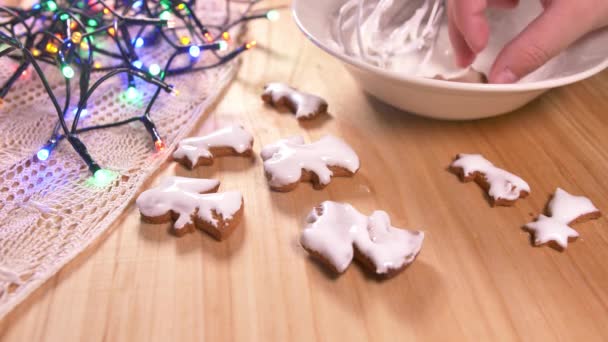 Personne Décorant Des Biscuits Pain Épice Pour Noël — Video