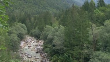 Beyaz su nehri Soca Sloven Alplerinde