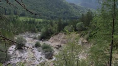 Beyaz su nehri Soca Sloven Alplerinde