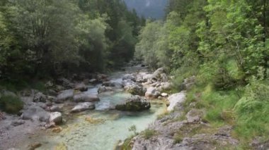 Beyaz su nehri Soca Sloven Alplerinde