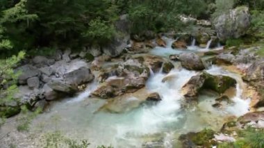 Beyaz su nehri Soca Sloven Alplerinde