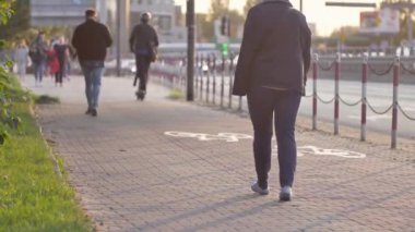 Varşova sokaklarında yürüyen tanınmayan insanlar.