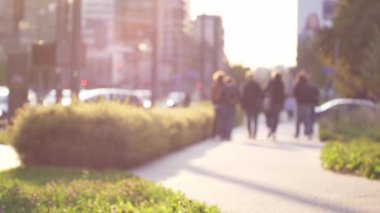 Varşova sokaklarında yürüyen tanınmayan insanlar.