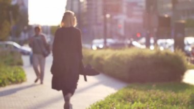 Varşova sokaklarında yürüyen tanınmayan insanlar.