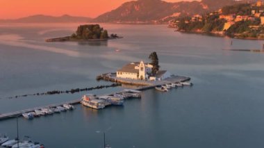 Korfu Adası 'nın Simgeleri: Vlacherna Manastırı, Yunanistan.