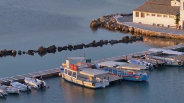 Korfu Adası 'nın Simgeleri: Vlacherna Manastırı, Yunanistan.
