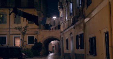 Yunanistan 'ın Korfu kentinde akşam sokak manzarası 