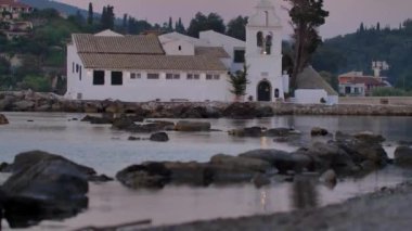 Korfu Adası 'nın Simgeleri: Vlacherna Manastırı, Yunanistan.