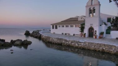 Korfu Adası 'nın Simgeleri: Vlacherna Manastırı, Yunanistan.