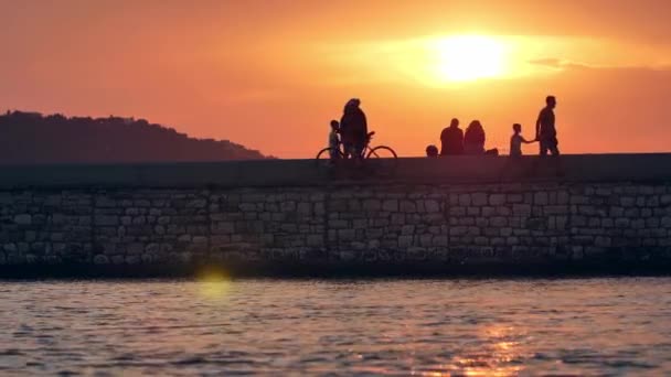 希腊科孚岛观看日落的人 — 图库视频影像