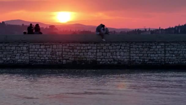 Folk Tittar Solnedgången Korfu Island Grekland — Stockvideo